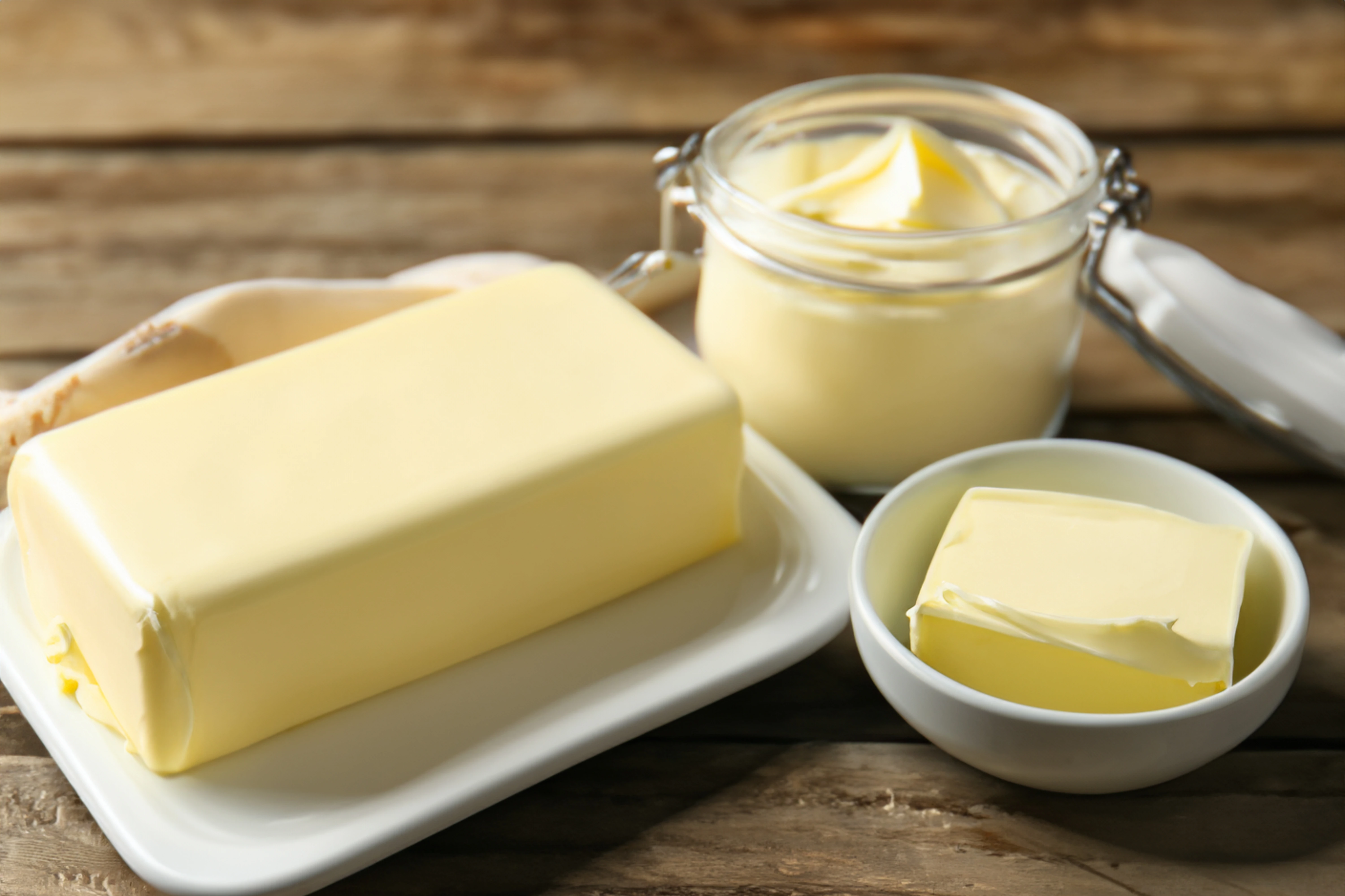 Beberapa bentuk margarin dan butter di atas meja. Sumber: GalaMan via Freepik