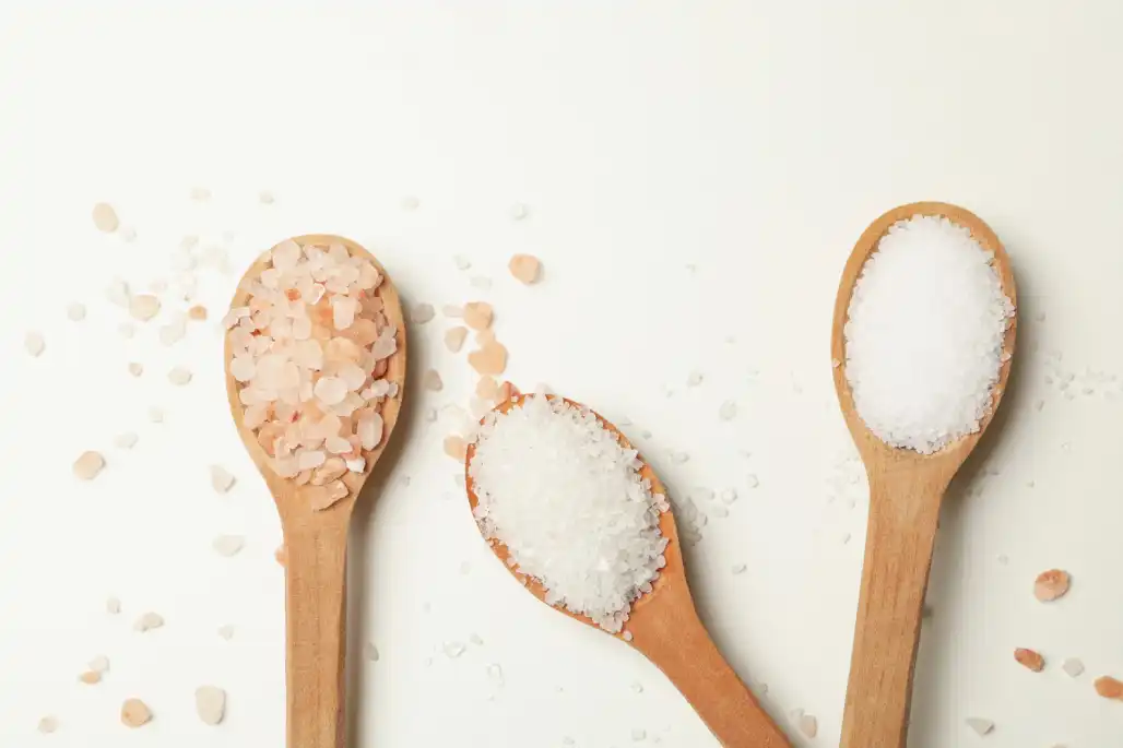 Tiga sendok yang berisi tiga jenis garam berbeda. Source: atlascompany/Freepik