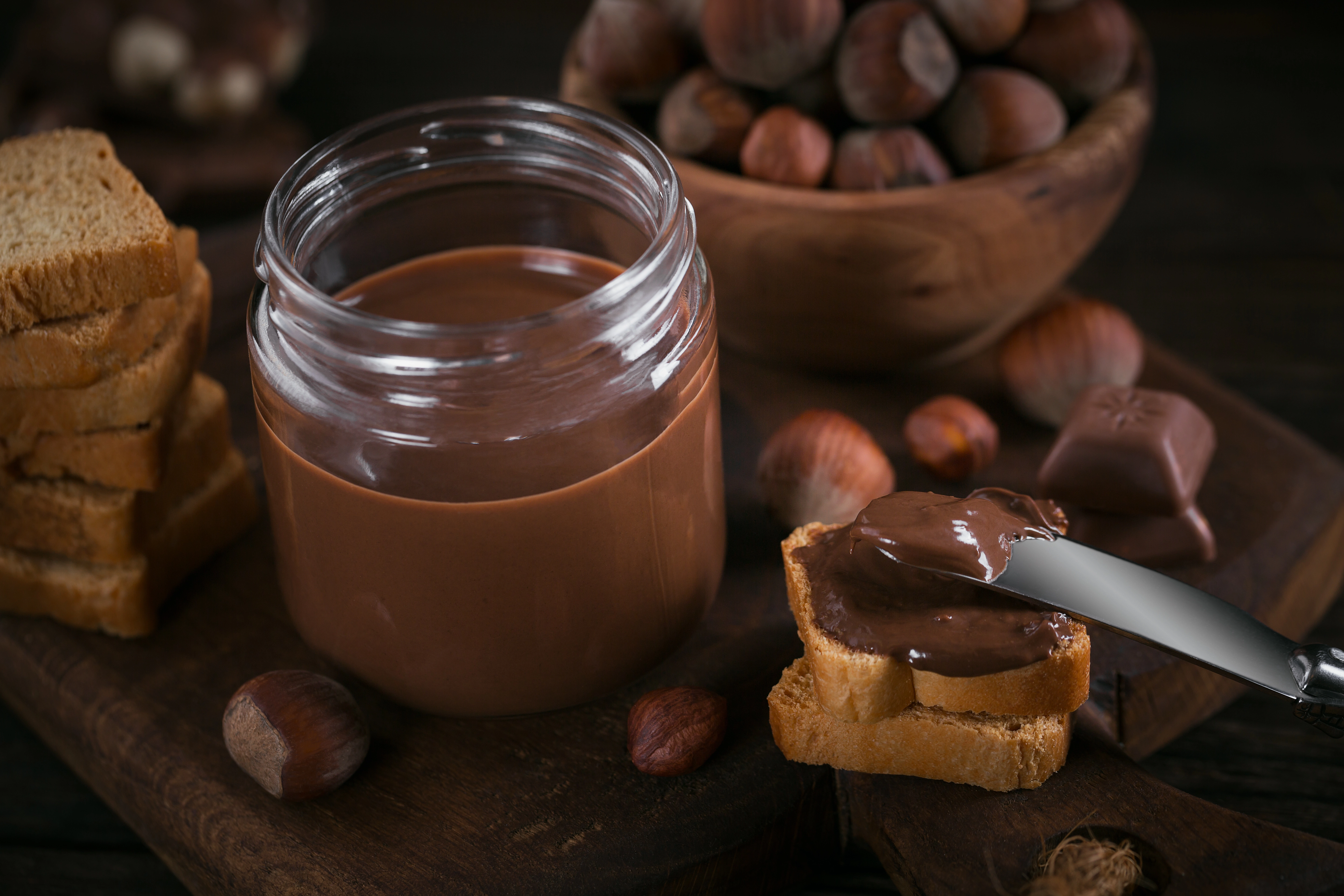 Selai coklat hazelnut dan roti panggang di atas nampan. Sumber: svittlana via Freepik