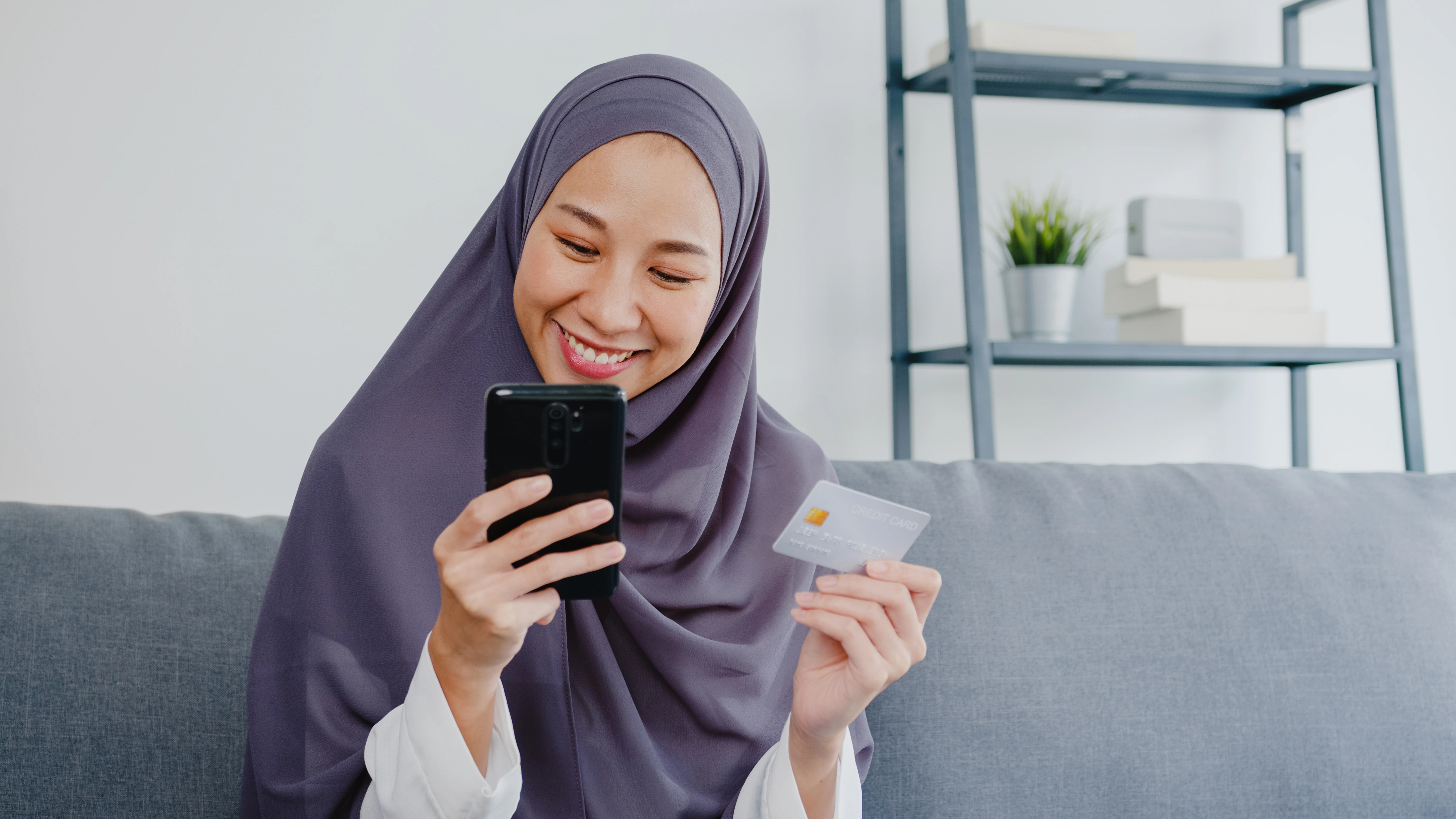 Wanita menggunakan ponsel untuk transaksi online Sumber: tirachardz via Freepik