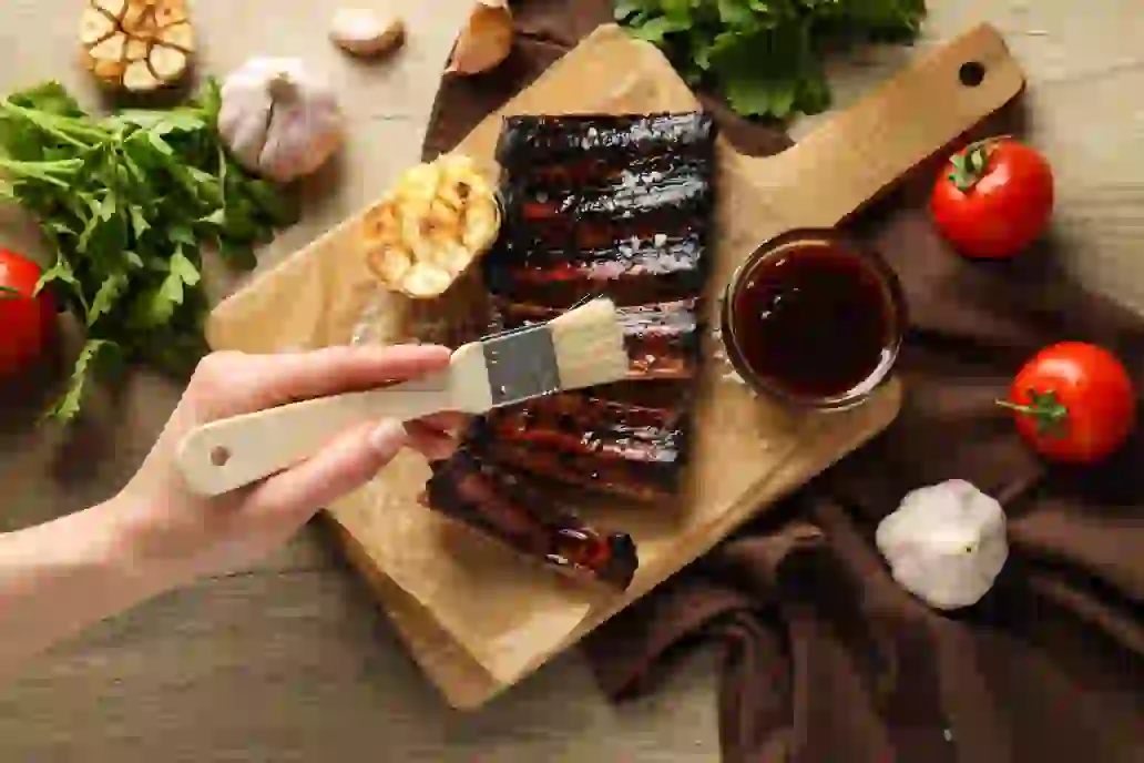 Iga bakar yang dioles saus barbeque. Source: atlascompay/Freepik