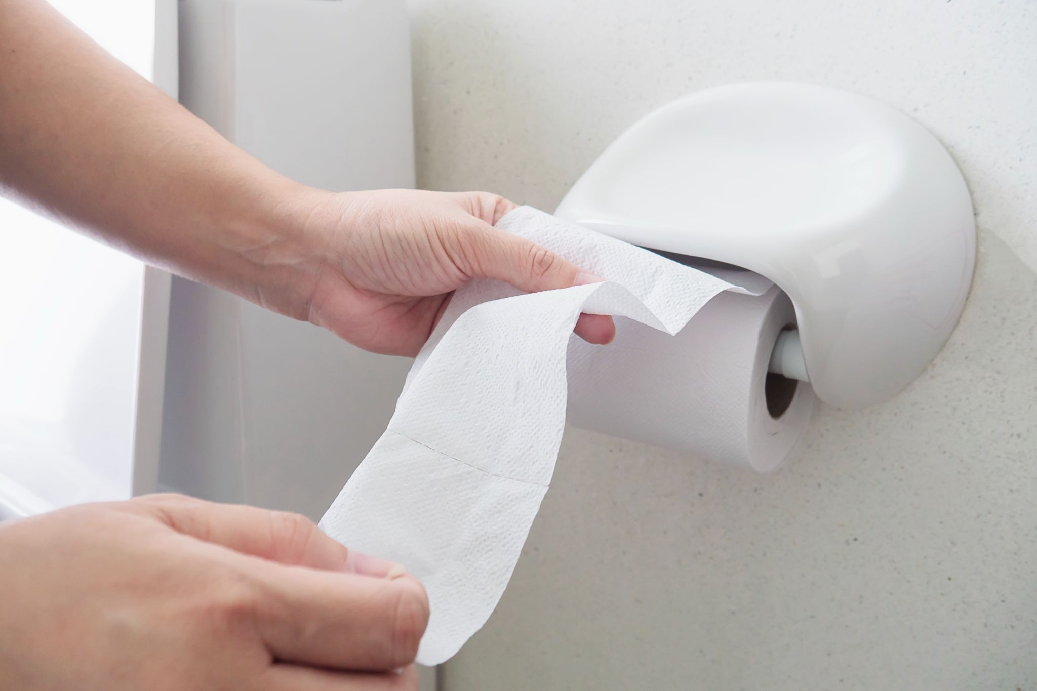 Seseorang sedang menarik tisu toilet. Source: jcomp/Freepik