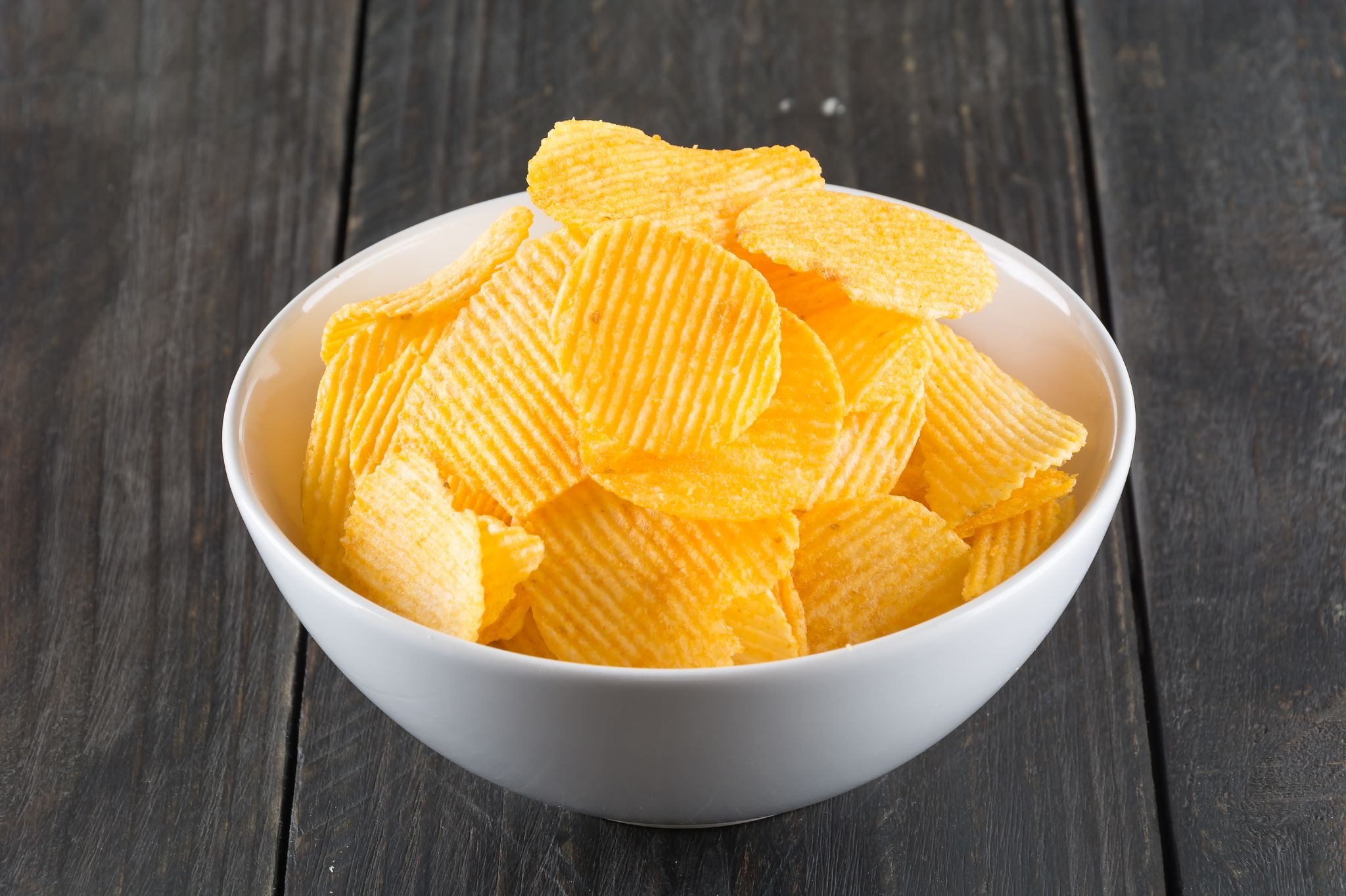 Keripik kentang dalam mangkuk putih.